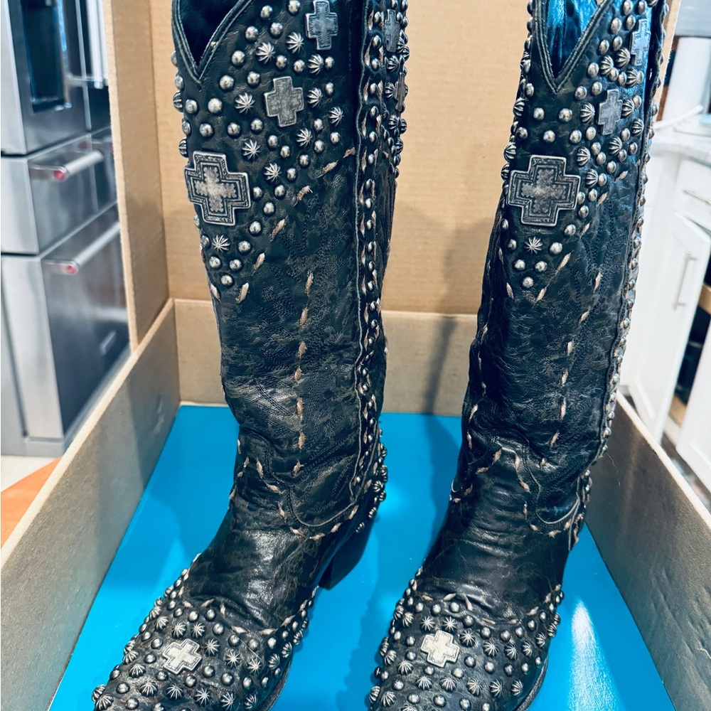 Stunning Double D Ranch size 8 1/2 black boot w/ Crosses
